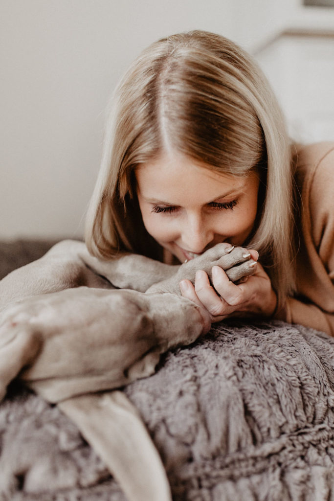 fellfreundschaften-weimaraner-welpe-hundefotografie-anikalauer-campusnobel-saarwellingen-saarland-hundefotograf